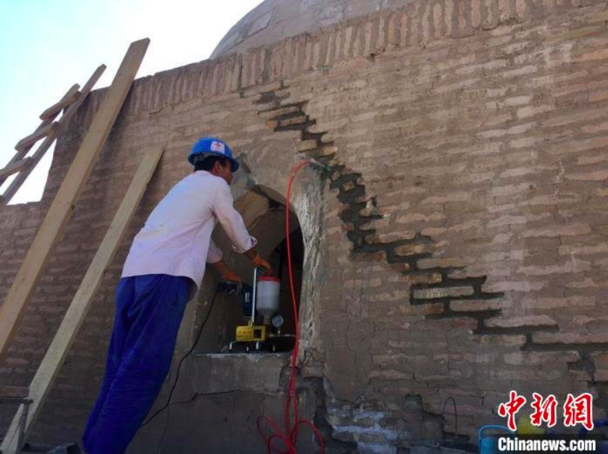 The picture shows the wall grouting project