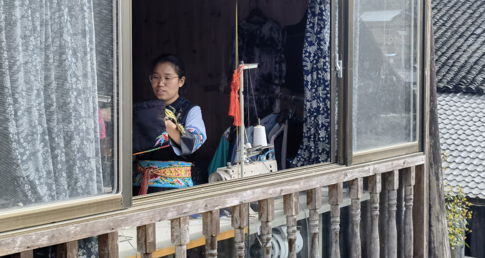 On 27 March 2022, Yang Meikai, a villager from the family village, showed tourists and introduced Miao embroidery.