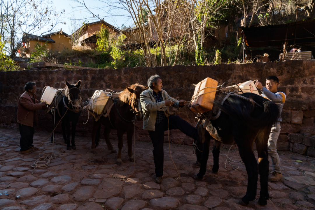 The ancient village of Nuodeng, which is deep in the mountains, has been carrying brine and boiled salt due to inconvenient transportation in the early years.