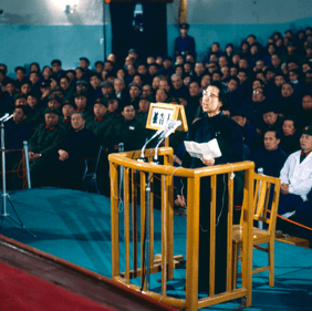 From November 20, 1980 to January 25, 1981, the CCP held a public trial against 10 defendants of the Gang of Four and Lin Biao Group. In the photo Mao Zedong’s widow, Jiang Qing, is defending herself. (Visual China)