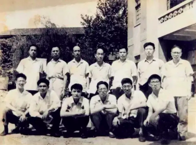 In 1969, the font design room of the Shanghai Institute of Printing Technology took a group photo.