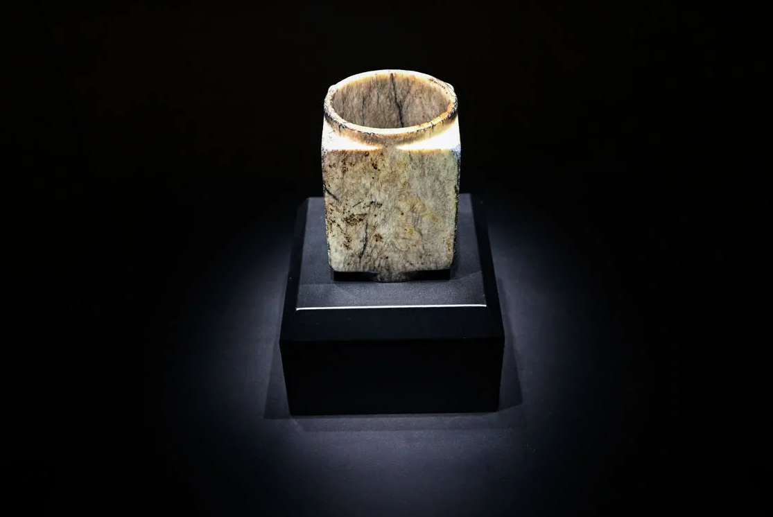 This is the divine tree pattern jade photographed in the new museum of Sanxingdui