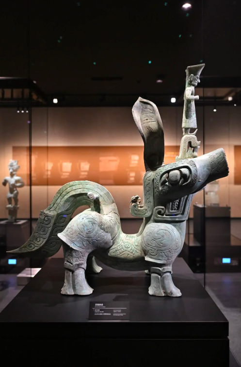 This is a bronze mythical beast photographed in the new Sanxingdui Museum. Xinhua News Agency