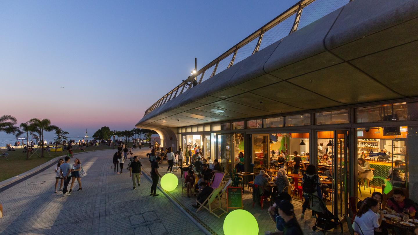 Even if you aren’t a culture vulture, just enjoy the open spaces and then have an al fresco dinner. Image: WKCD